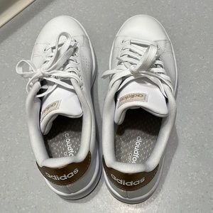 Adidas Advantage Tennis sneaker, size 9